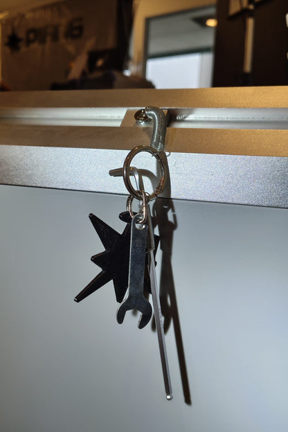 Keychain set with M6 allen key, M6 wrench, a T-nut and a 3D-printed logomark.